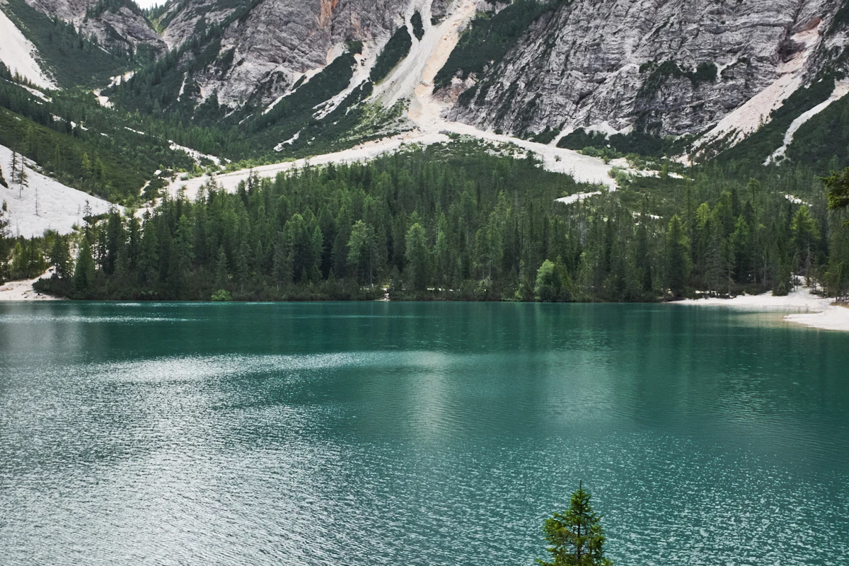 与会场布局无关的风景照片：山峰和树林环绕着碧蓝湖水。